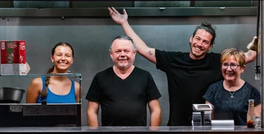 Une équipe de gérants FnB souriante en cuisine