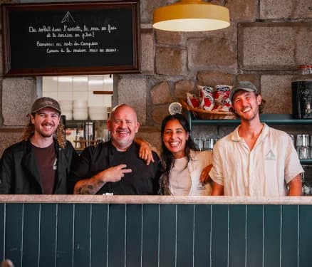 Équipe d'un Resto du Campeur réunie derrière le comptoir