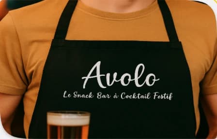 Serveur portant le tablier Avolo — Le Snack Bar à Cocktail Festif