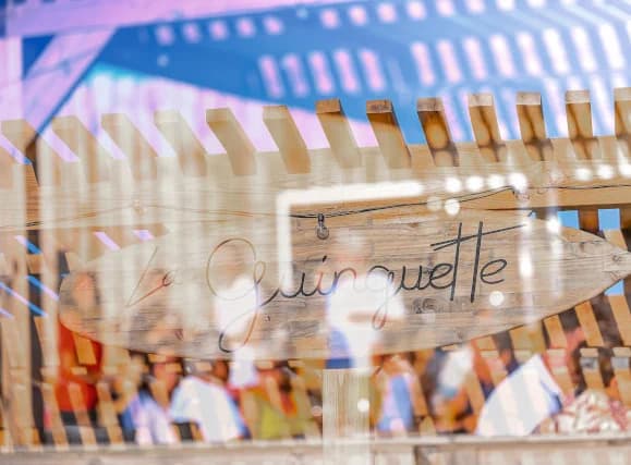 Guinguette FnB en terrasse, guirlandes et tables dressées