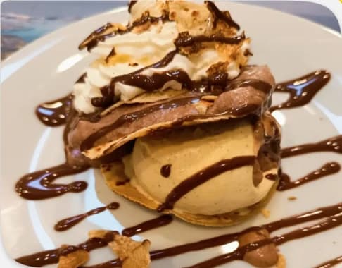 Dessert maison : glace, chantilly et sauce chocolat
