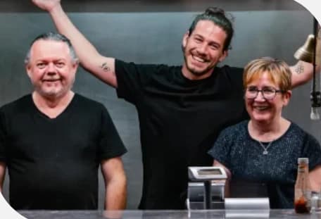 Marie et son équipe derrière le comptoir